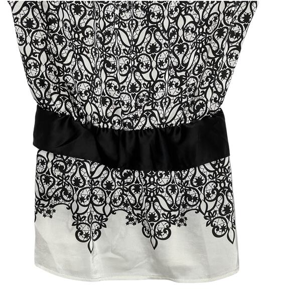 New York & Company Black White Blouse Geometric Cap Sleeves Scoop Neck Small - Picture 7 of 9